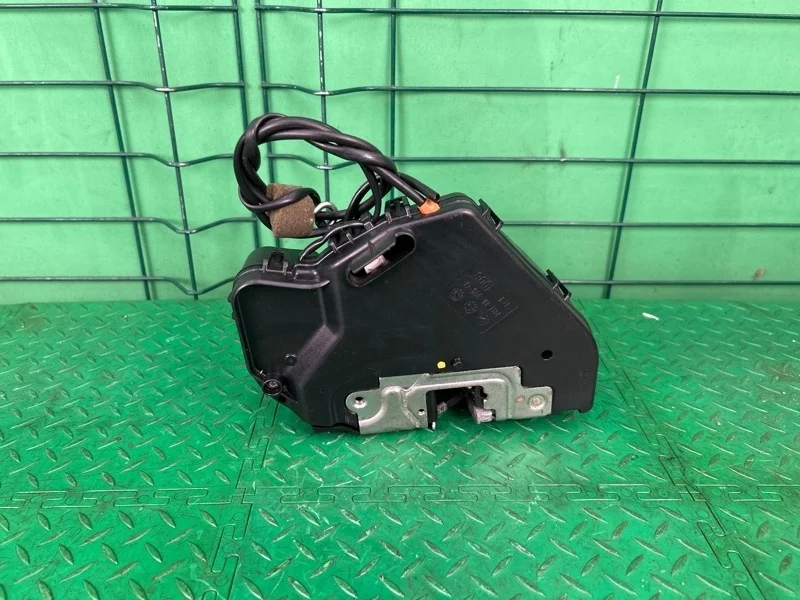 Замок двери Mercedes-Benz 02.11.2004 W203