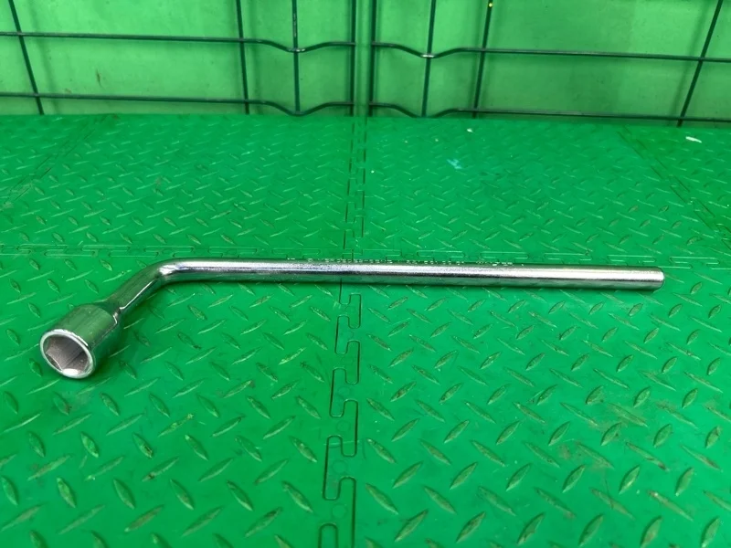 Ключ балонный Mercedes-Benz W204