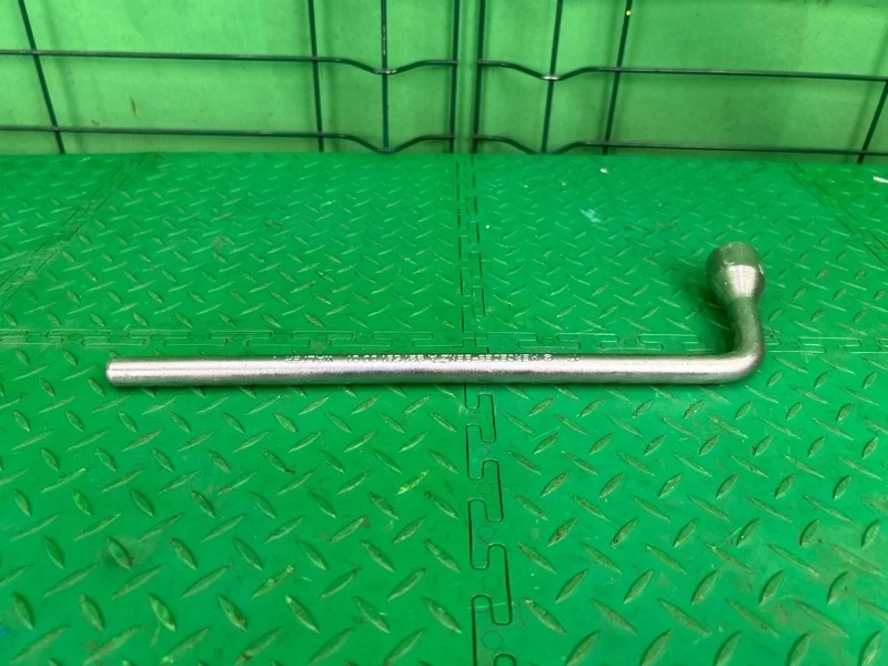 Ключ балонный Mercedes-Benz W204