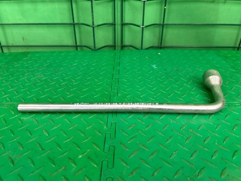 Ключ балонный Mercedes-Benz W204