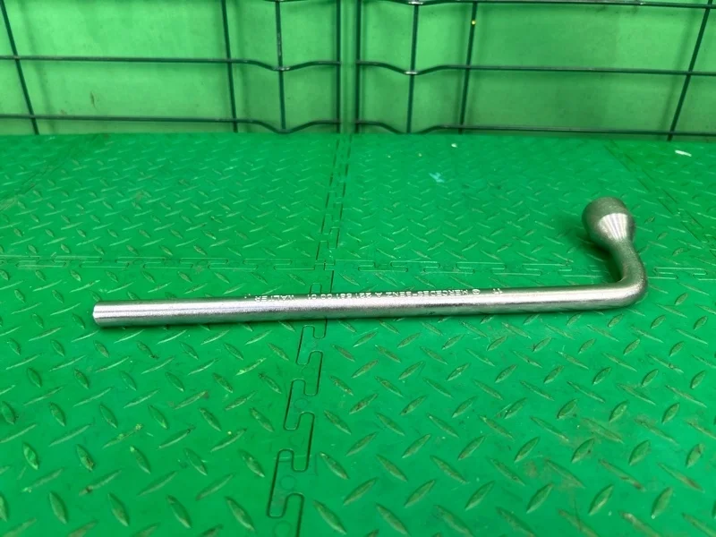 Ключ балонный Mercedes-Benz W204