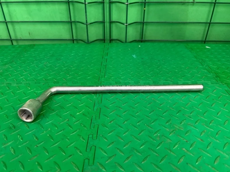 Ключ балонный Mercedes-Benz W204