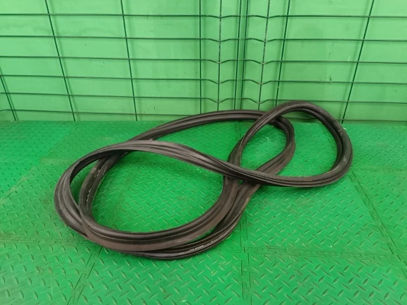 Уплотнительная резинка крышки багажника Mercedes-Benz 20/12/2011 W212