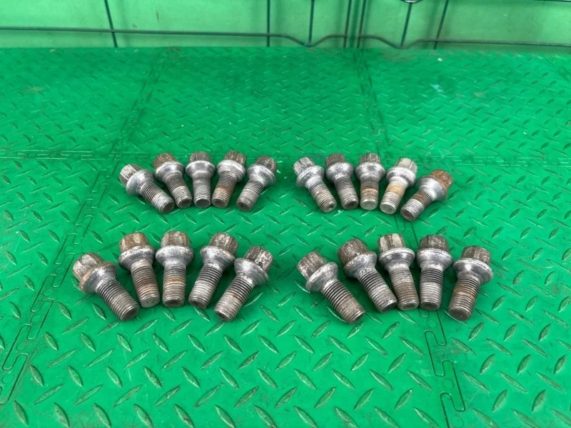 Болт колесный Mercedes-Benz W211