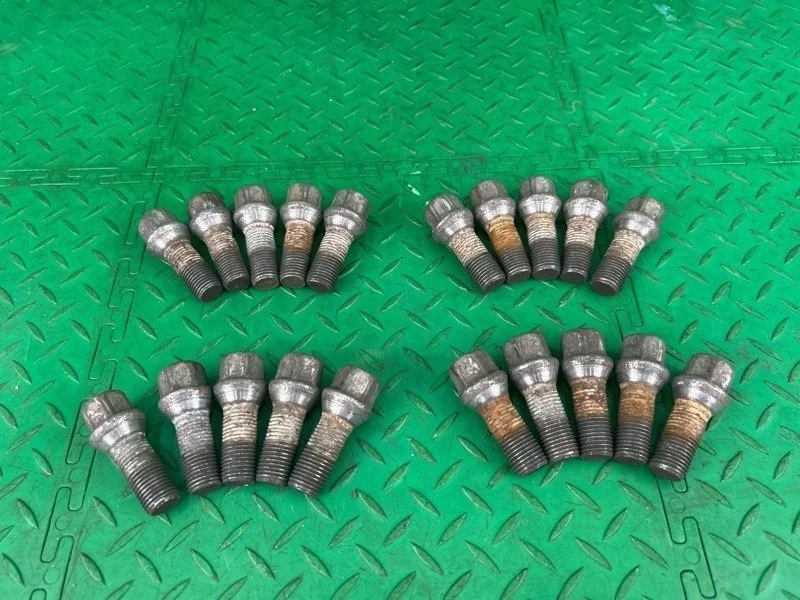 Болт колесный Mercedes-Benz W211