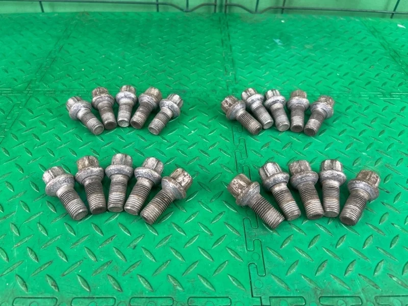 Болт колесный Mercedes-Benz W211