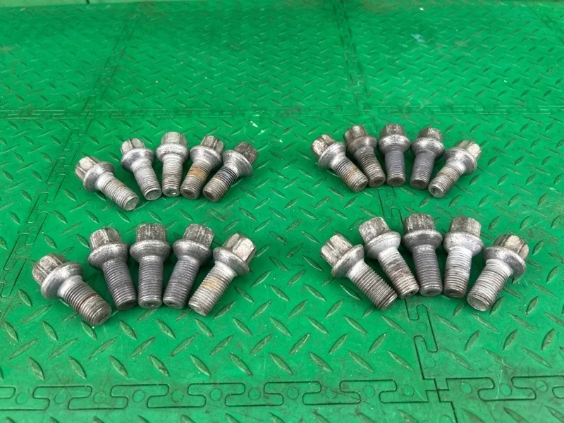 Болт колесный Mercedes-Benz W211