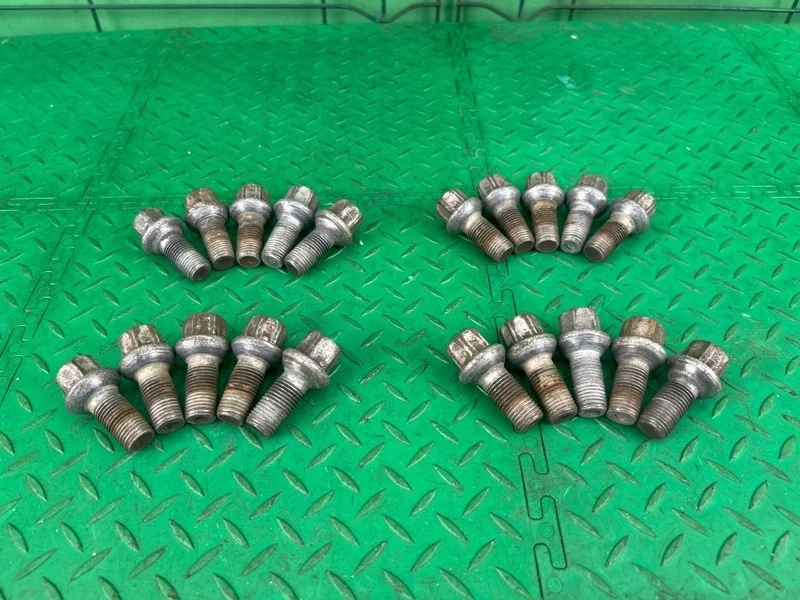 Болт колесный Mercedes-Benz W211