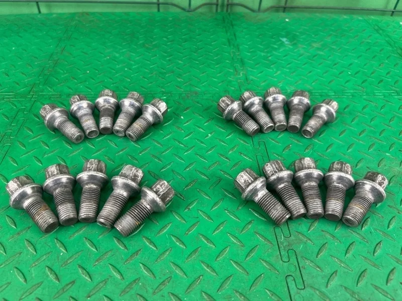 Болт колесный Mercedes-Benz W211