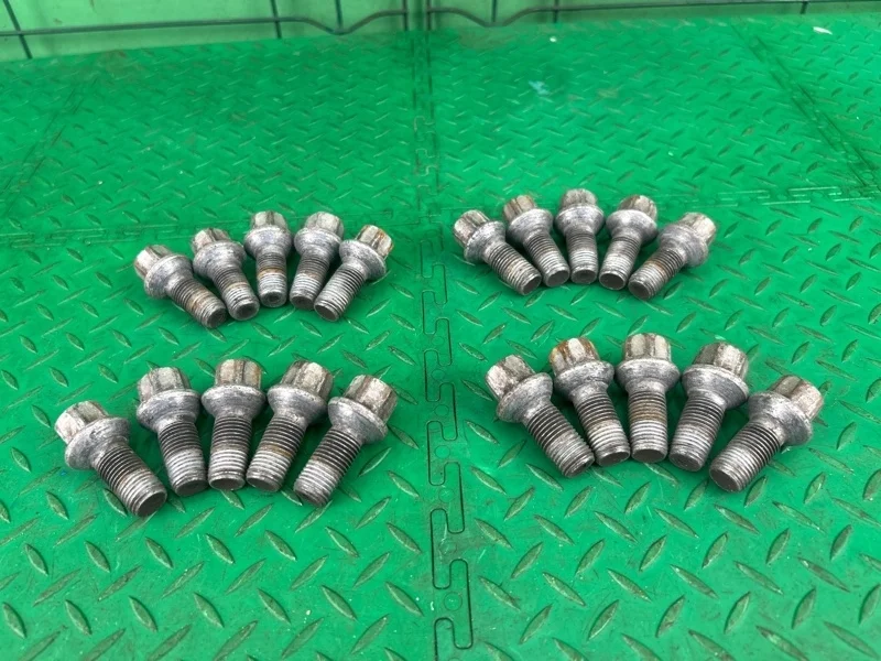 Болт колесный Mercedes-Benz W211