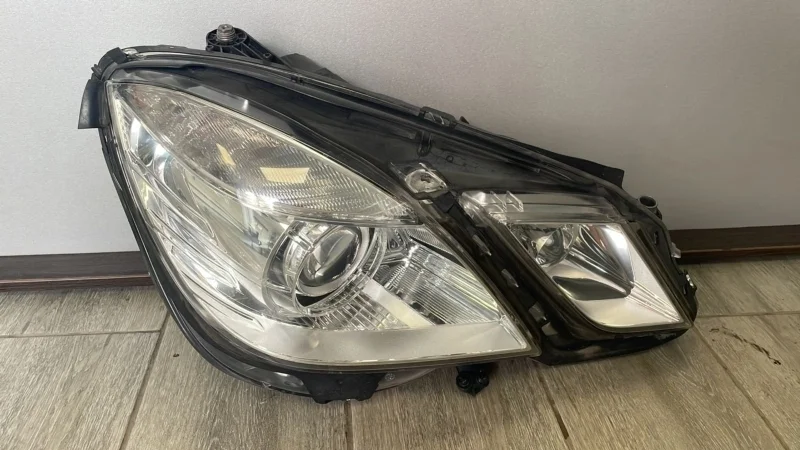Фара Mercedes-Benz 2010 212