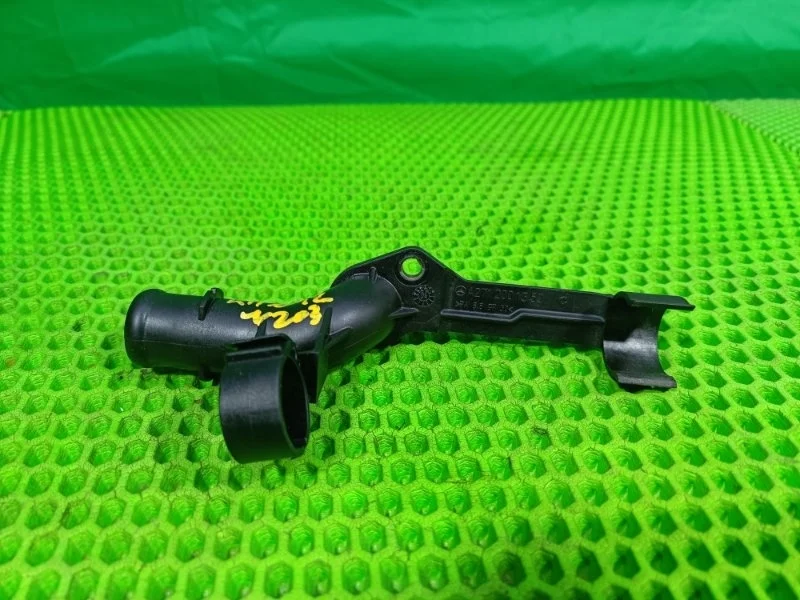 Патрубок системы охлаждения Mercedes-Benz 2004 W203