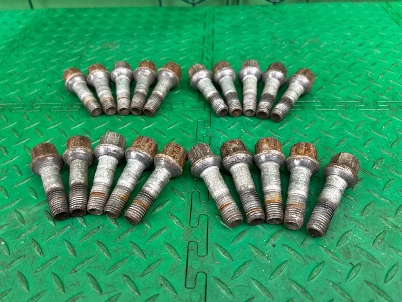 Болт колесный Mercedes-Benz W210