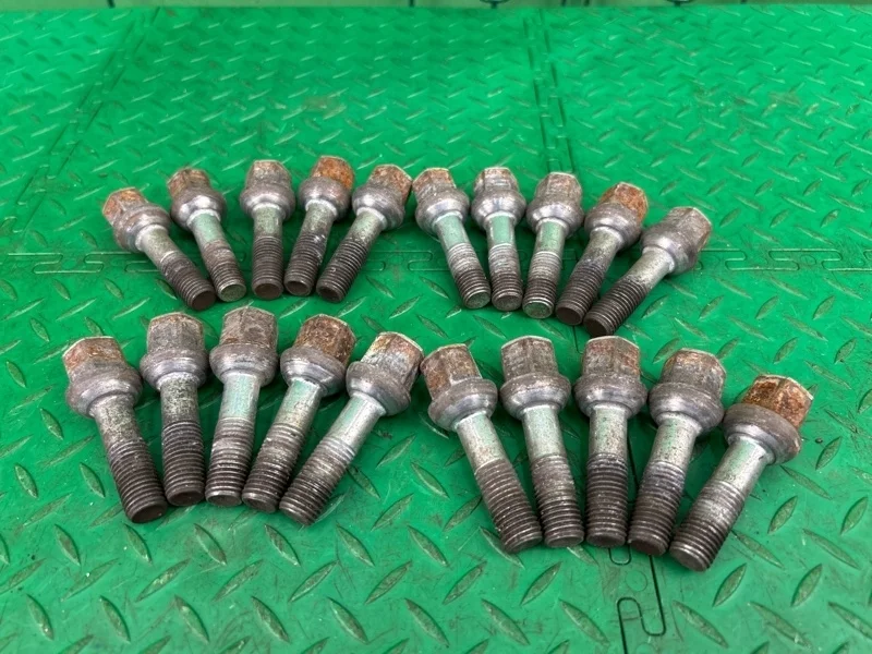 Болт колесный Mercedes-Benz W210