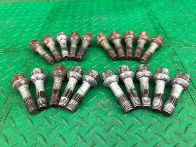 Болт колесный Mercedes-Benz W210