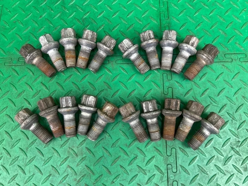 Болт колесный Mercedes-Benz W211