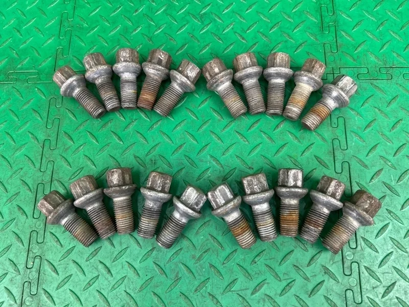 Болт колесный Mercedes-Benz W211