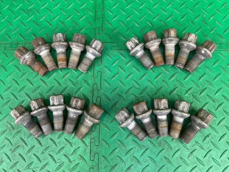 Болт колесный Mercedes-Benz W211