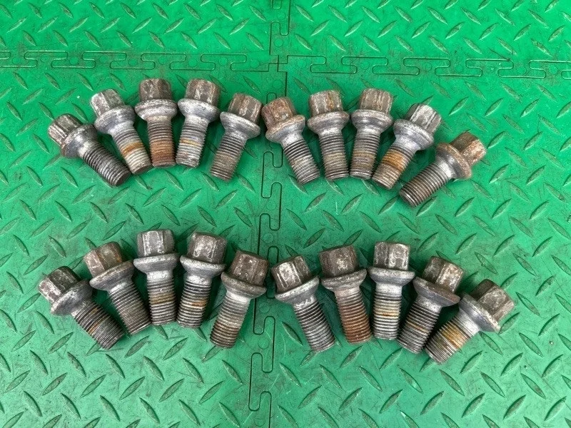 Болт колесный Mercedes-Benz W211