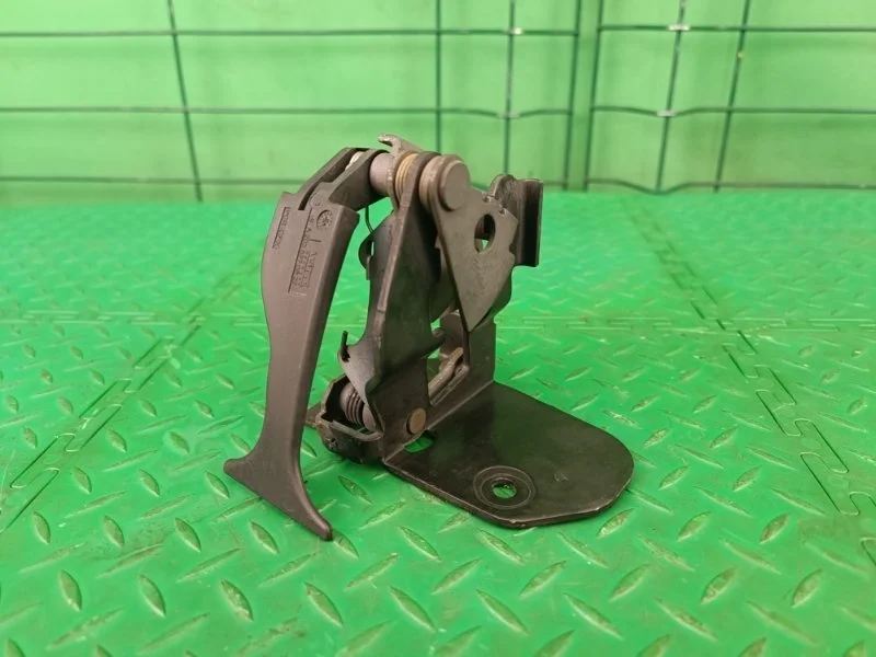 Крюк капота Mercedes-Benz 08.04.2005 W203