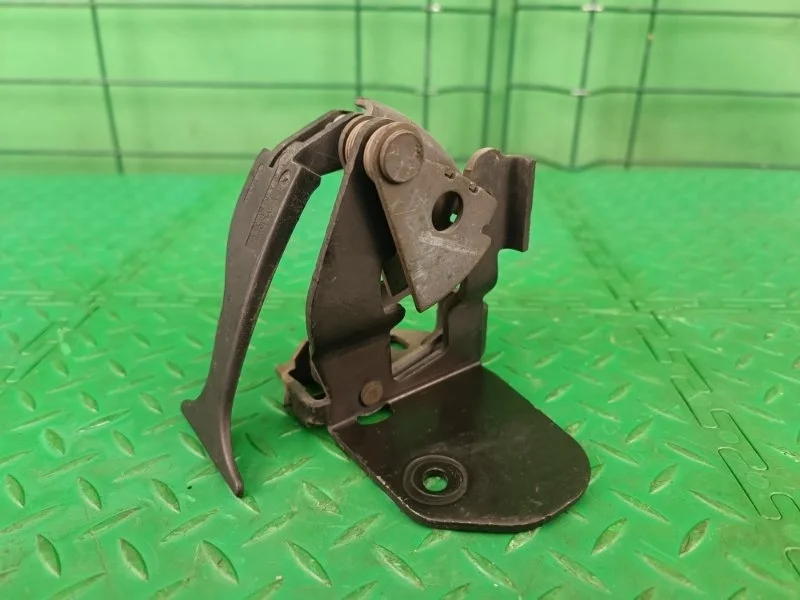 Крюк капота Mercedes-Benz 08.04.2005 W203