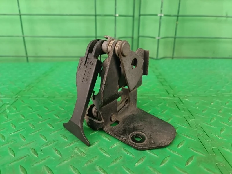 Крюк капота Mercedes-Benz W203