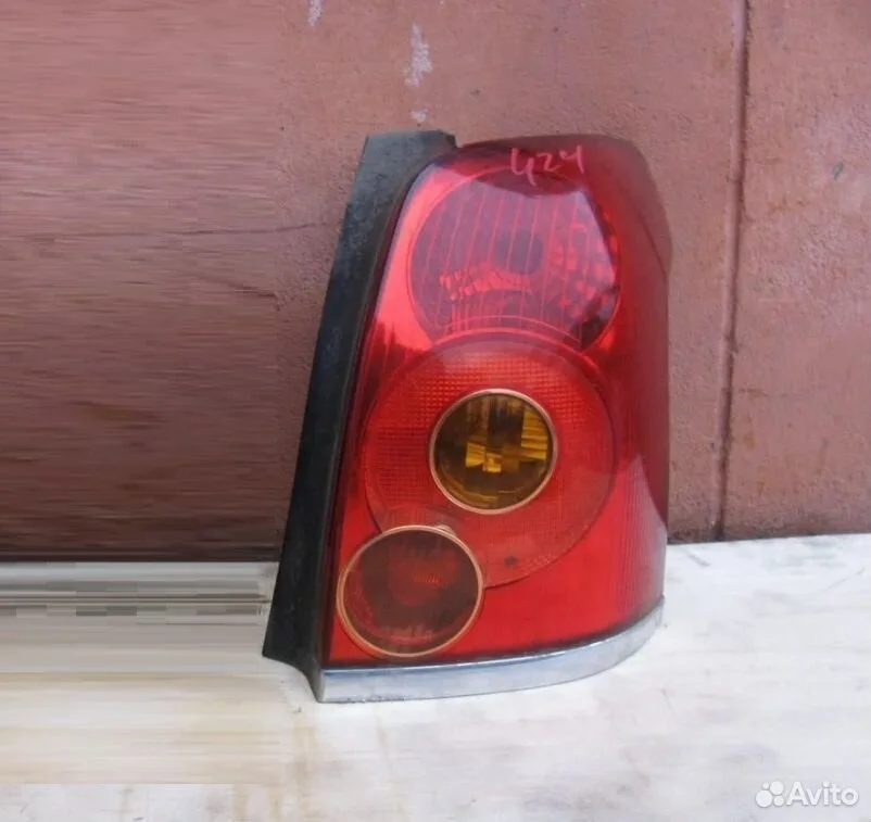 Фонарь правый toyota avensis универсал azt250