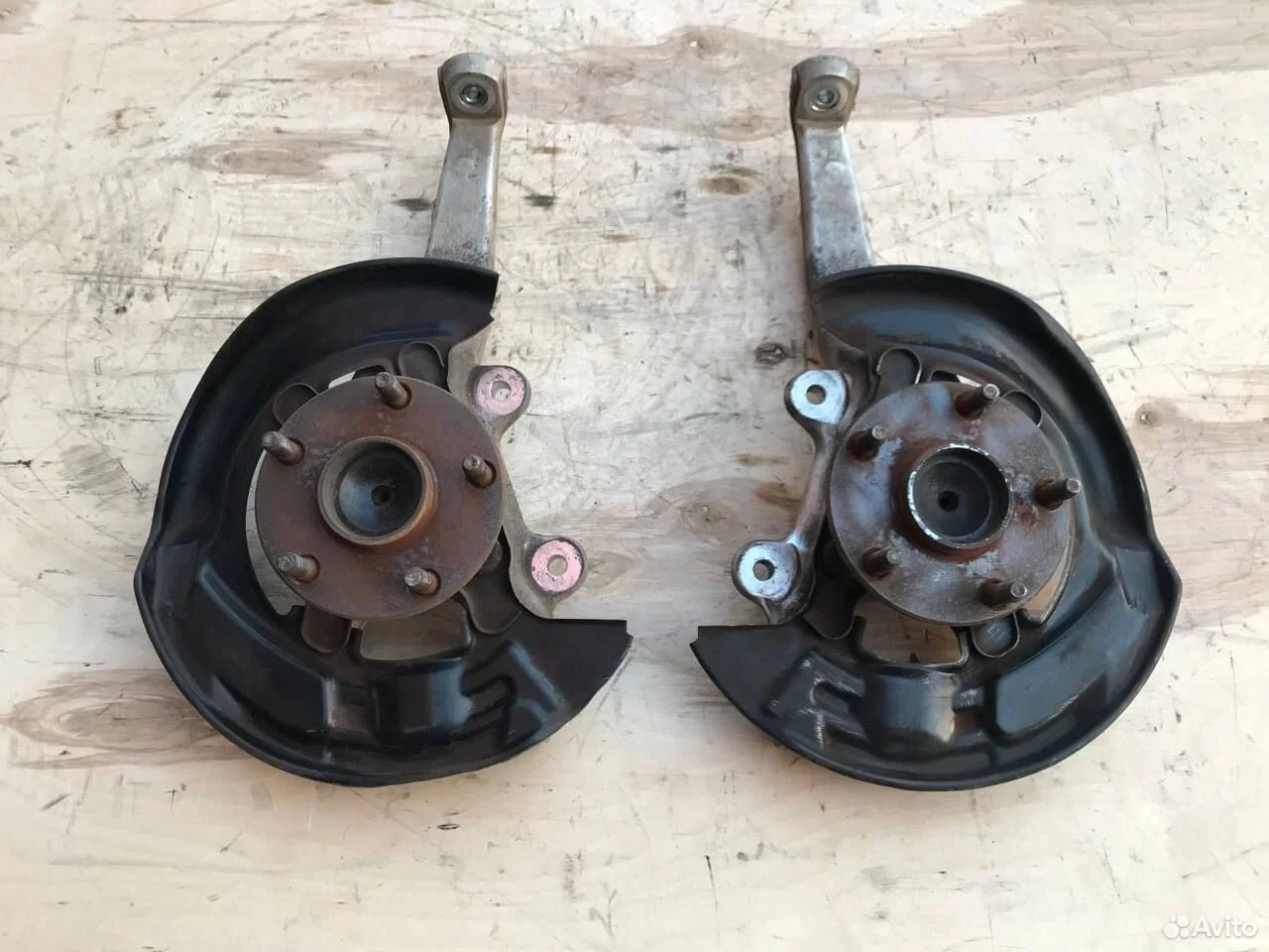 Поворотный кулак lexis is250 is350