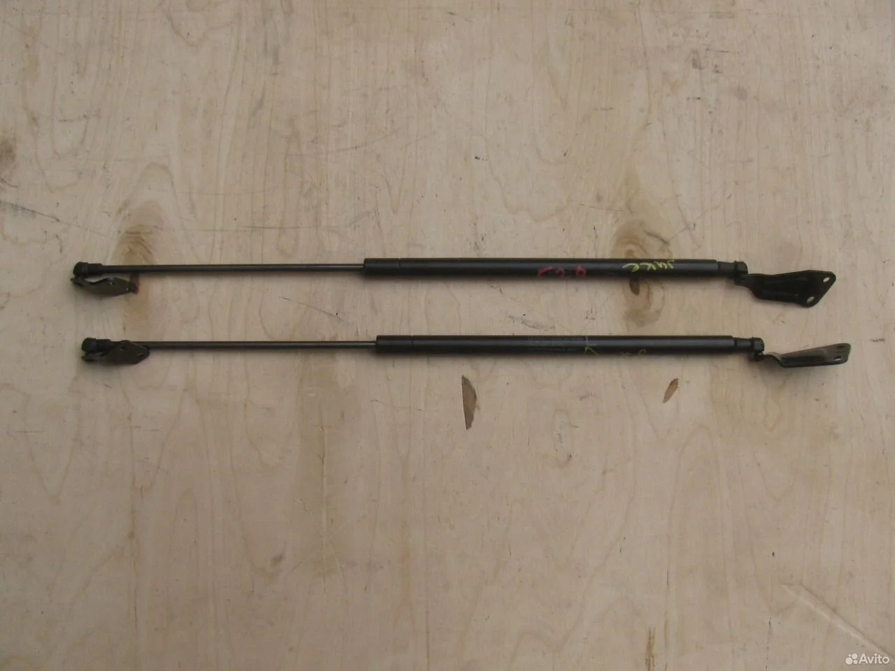 Амортизатор стойка багажника nissan juke
