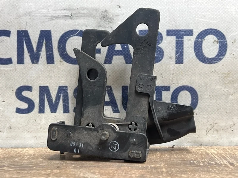 Крюк капота Mercedes-Benz E-Class 2011 A2128800064 W212 271.860