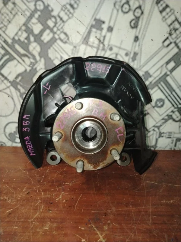 Поворотный кулак Mazda 3 2017 B45A33031 BM, передний левый