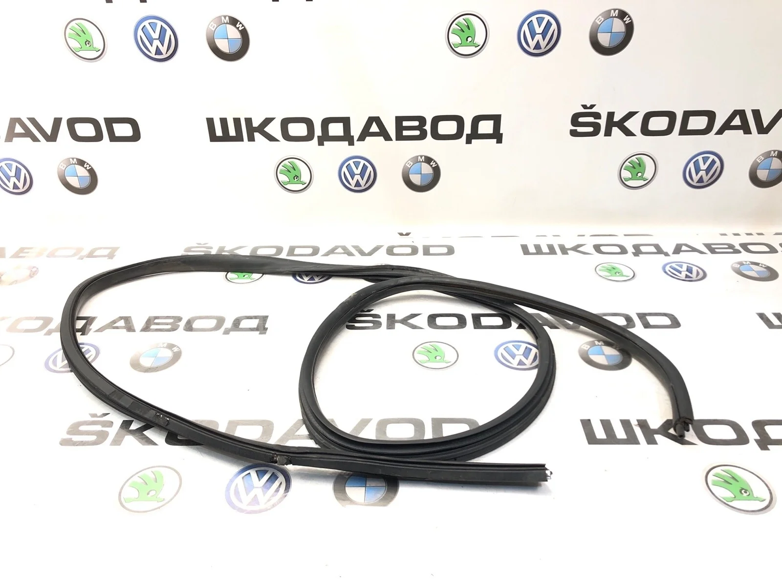 Уплотнитель проема двери Volkswagen Transporter 7H0837911L T5, передний левый