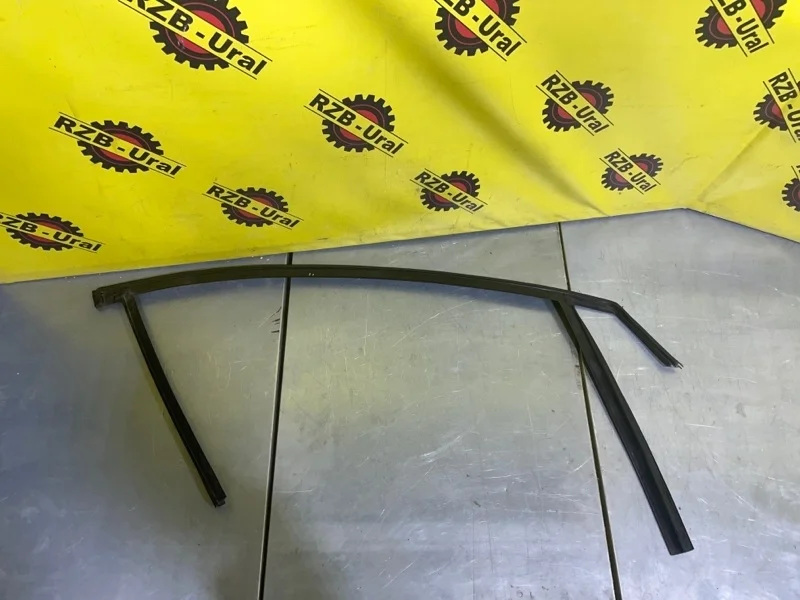 Уплотнитель стекла двери Ford Focus 1785227 3, передний левый