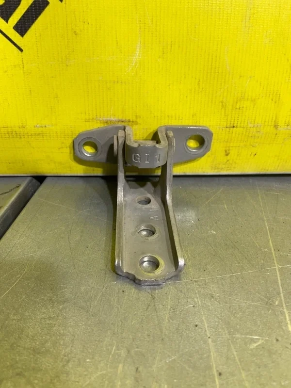 Петля двери Mitsubishi L200 5702A033 ПИКАП, задняя правая