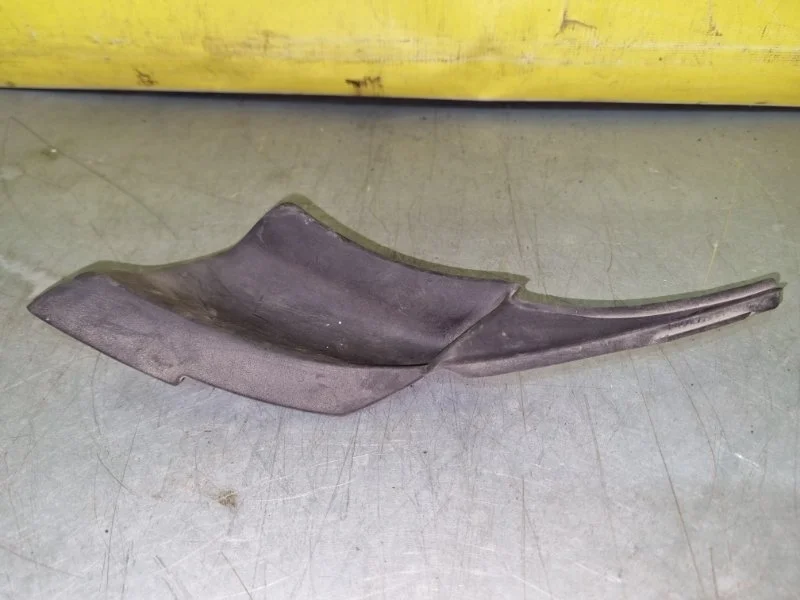 Уголок жабо Nissan Patrol 668951LA0A Y62 5.6, левый