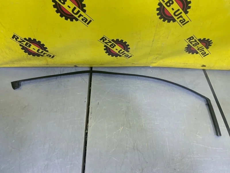 Уплотнитель стекла двери Kia Ceed 82530A2000 JD 1.4, передний левый