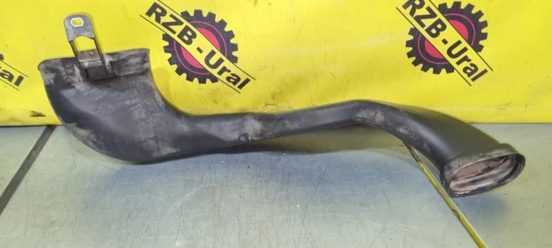 Воздухозаборник (внутренний) Opel Astra 13307080 J