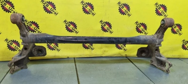 Балка подвески Opel Astra 13319412 J, задняя