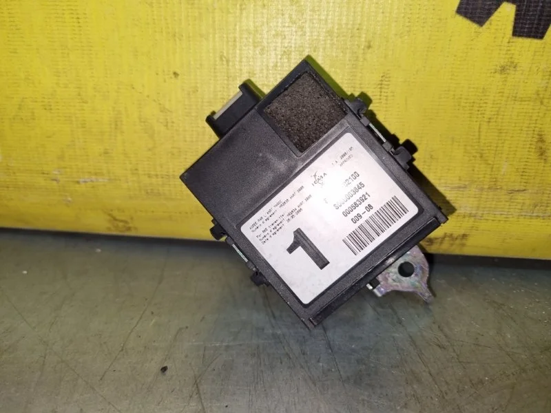 Блок управления центральным замком Toyota Auris 8974102100 E150 1.4