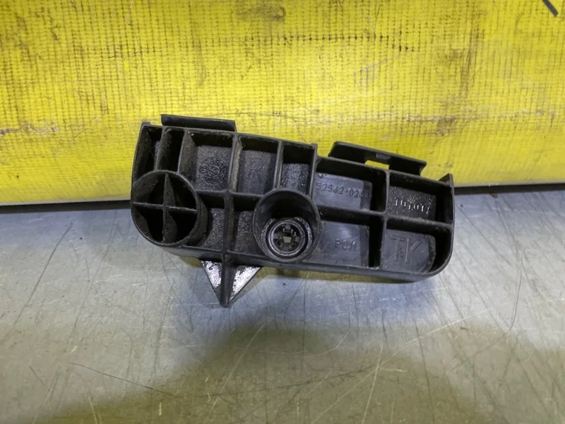 Кронштейн бампера Toyota Auris 5256202040 E150 1.4, задний правый
