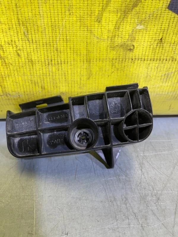 Кронштейн бампера Toyota Auris 5256302030 E150 1.4, задний левый