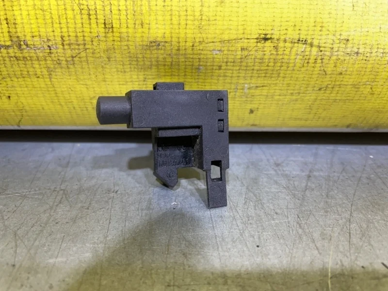 Концевик двери Volkswagen Polo 1J0947561 MK5 1.6