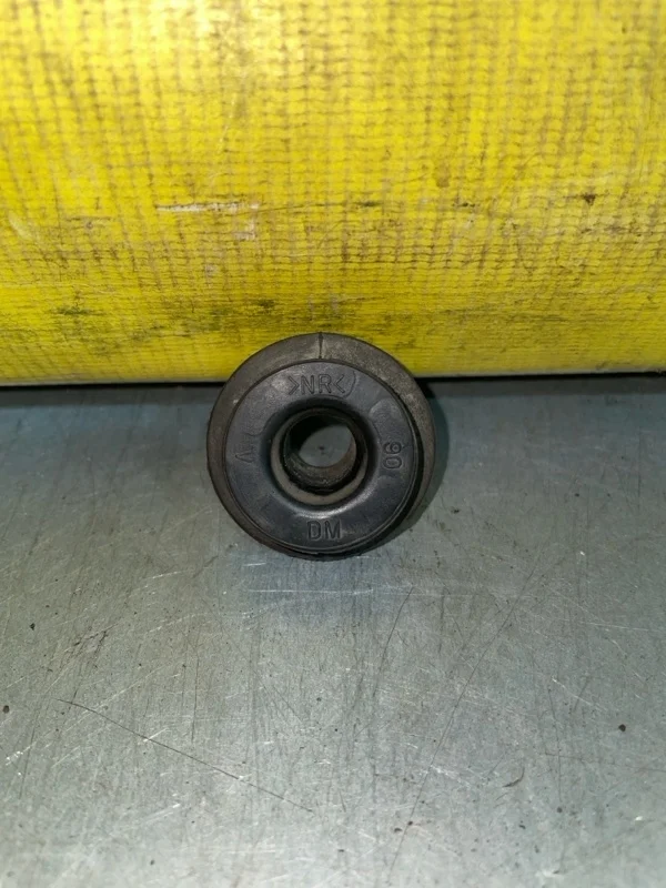 Подушка радиатора Kia Cerato 253362V000 YD, передняя правая