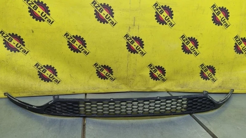 Решетка в бампер Kia Cerato 86522A7000 YD, передняя