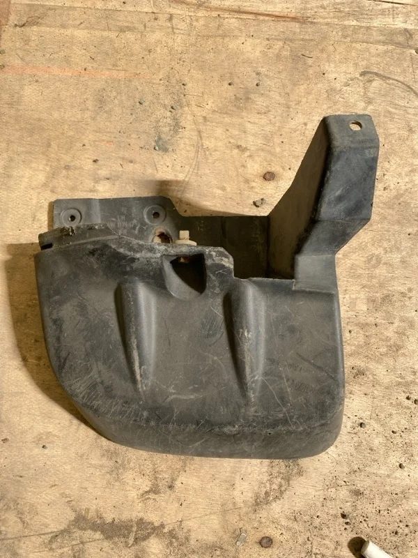 Брызговик Mitsubishi L200 MN117447 ПИКАП, передний левый