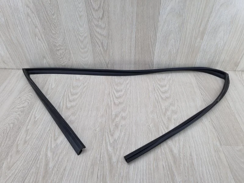 Уплотнитель стекла двери Hyundai Solaris 82540H5000 2 1.4, передний правый