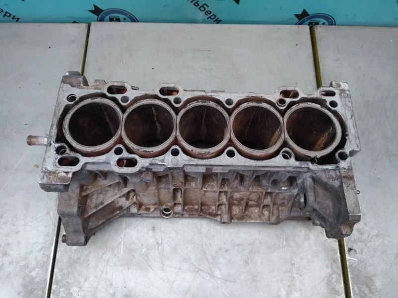 Блок цилиндров Volvo XC-70 8251489 B5254T2