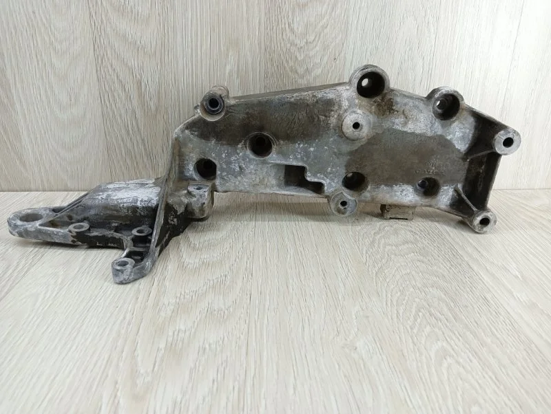 Кронштейн генератора Volvo XC-70 9497106 B5254T2