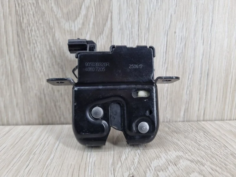 Замок багажника Nissan Terrano 905039326R D10