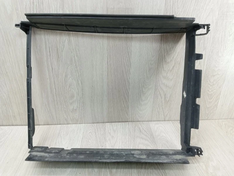 Дефлектор радиатора Nissan Terrano 215597164R D10